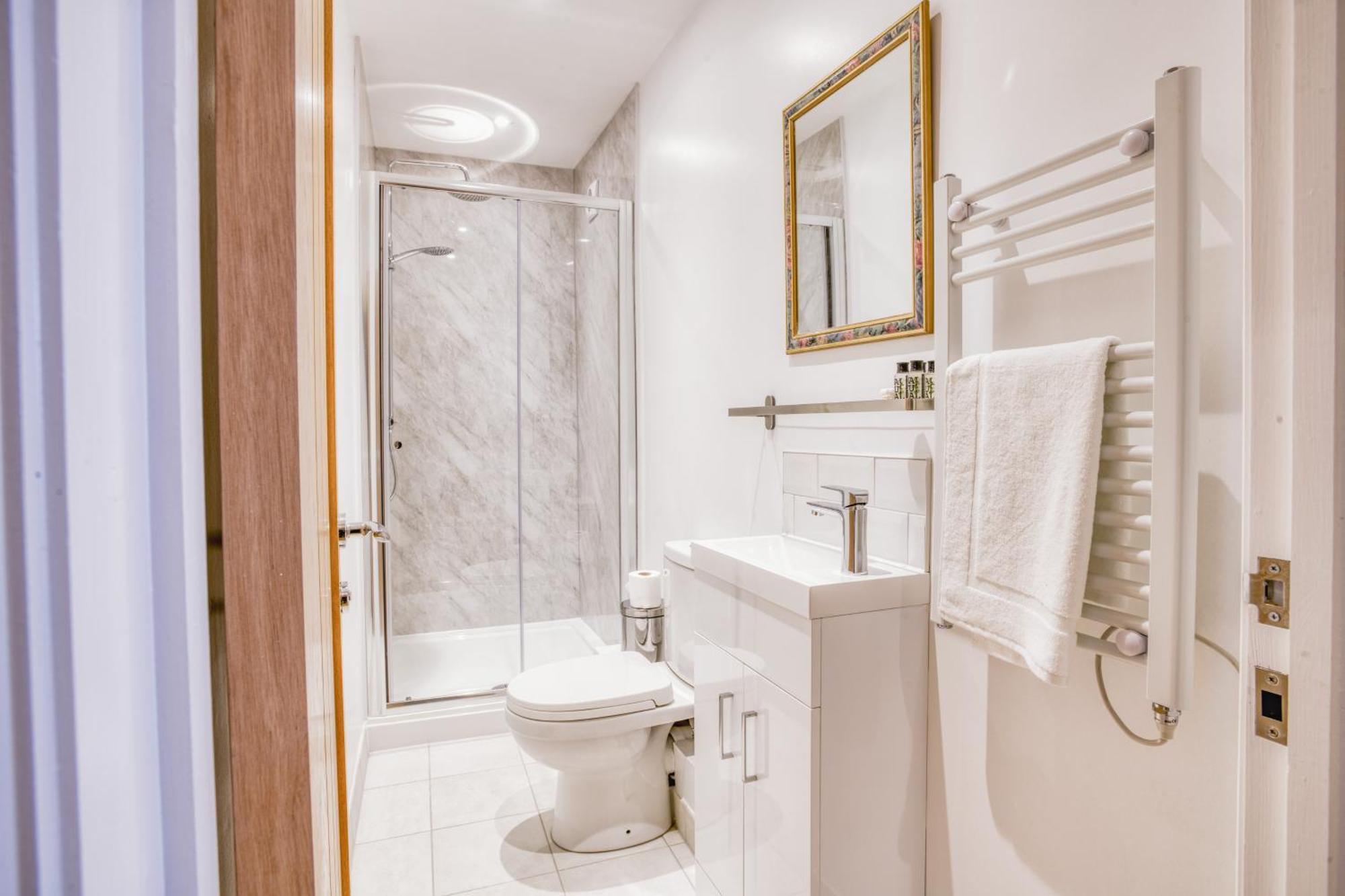Suite 3 - 1 Bed Apartment King Size Bed Линкълн Екстериор снимка